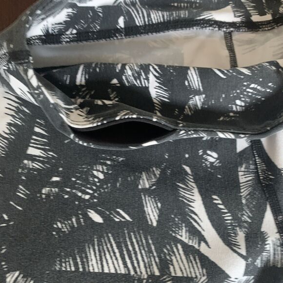 Fabletics Define Mid Rise Crop Legging Womens Sz Medium Black White Malibu Print - Picture 4 of 9